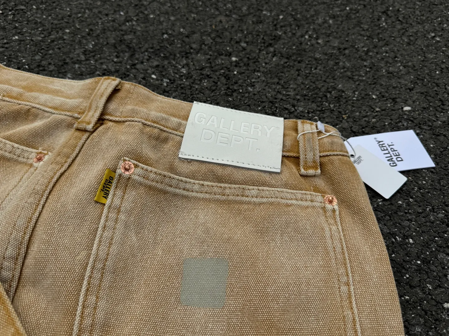P250💰G91 GALLERY DEPT. Spliced ​​patches, ink-splashed denim bell-bottoms, washed distressed spliced ​​jeans, denim washing factory. During the process, the owner of the washing factory helped introduce a boss who once worked at the Levi OEM factory and then started his own business. This also paved the way for the following styles. Therefore, Levi's remodeled single product for the base plate is really familiar. Whether it is the fabrics supplied or the lathes used in production, there is nothing to choose from. -Color: Black -Size: S-XXL (corresponding to 28-36)
